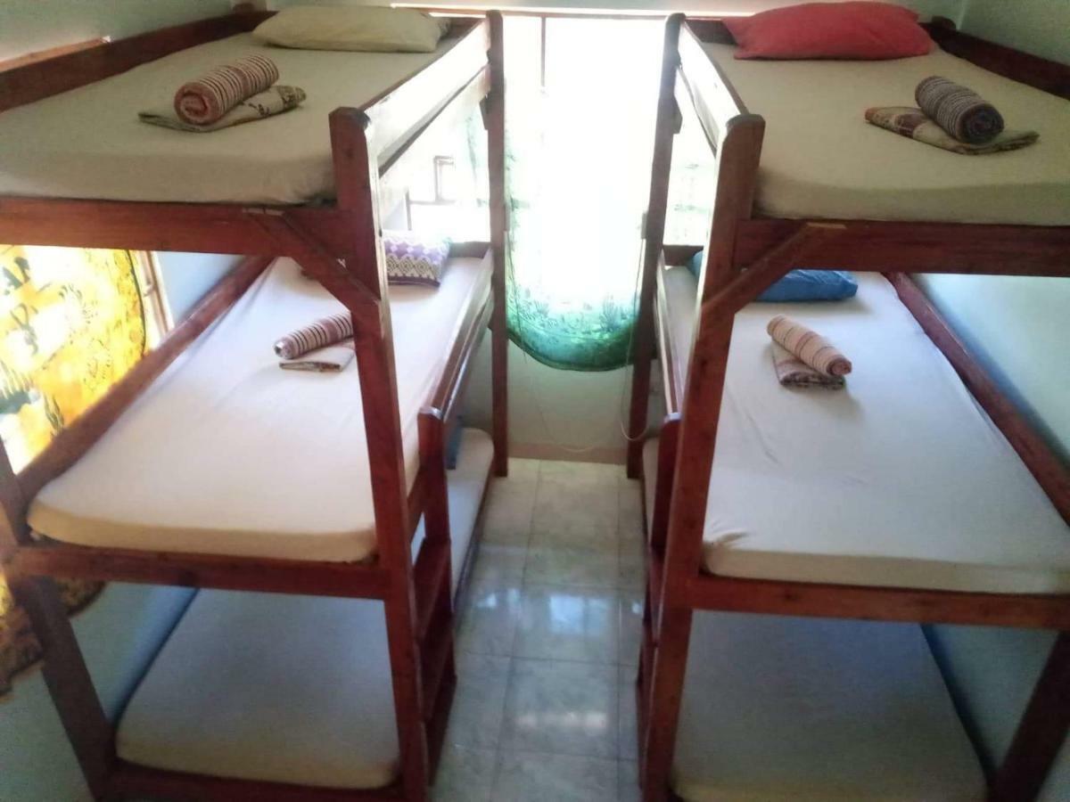 Treffpunkt 5300 Hostel Puerto Princesa Phòng bức ảnh